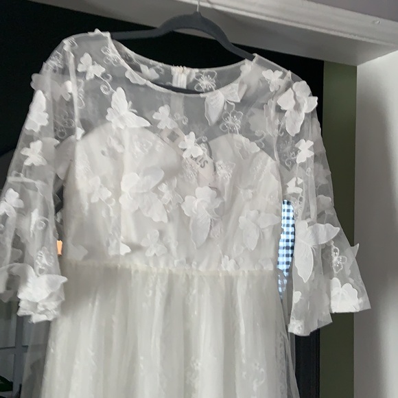 Jianshan maxi dress. White Tulle and Lace with 3D butterfly lace detail. Size 8 - Picture 3 of 9